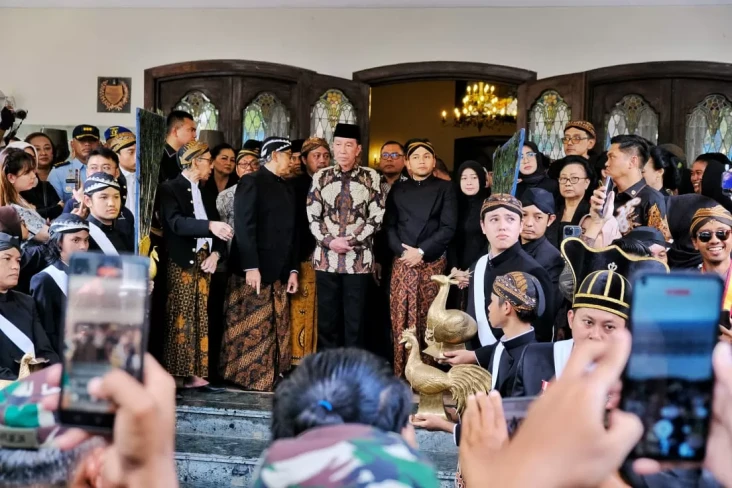 Jokowi Saksikan Pelepasan...