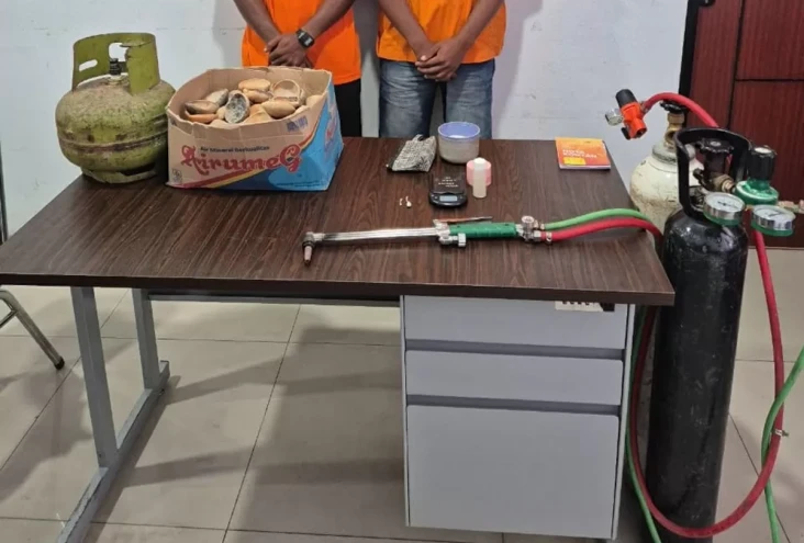 Polda Riau Tangkap 2...