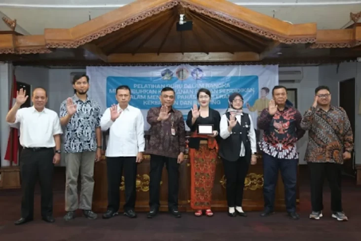 Sekolah Damai di Bali,...