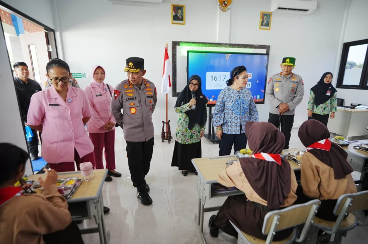 Kapolri Kunjungi SMP...