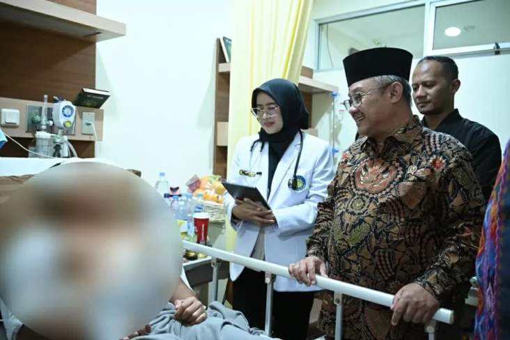 Jenguk Korban Ledakan...