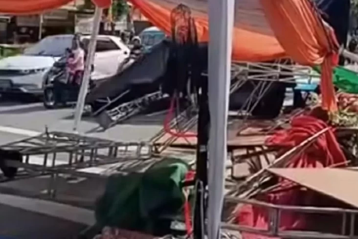 Mobil Tabrak Tenda Maulid...