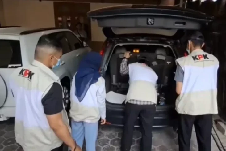 Usut Korupsi Proyek...