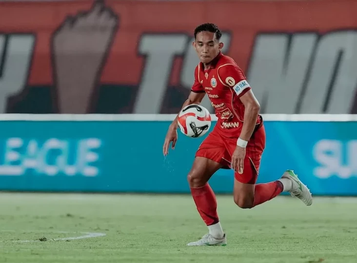 Gol dari Tengah Lapangan...