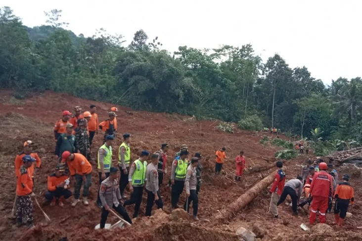 Prabowo Beri Atensi...