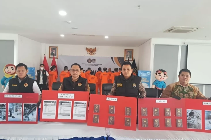 14 Orang WNA China Jadi...