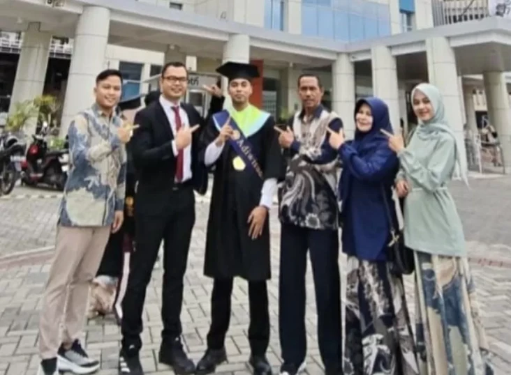 Kisah Sauqi, Wisudawan...