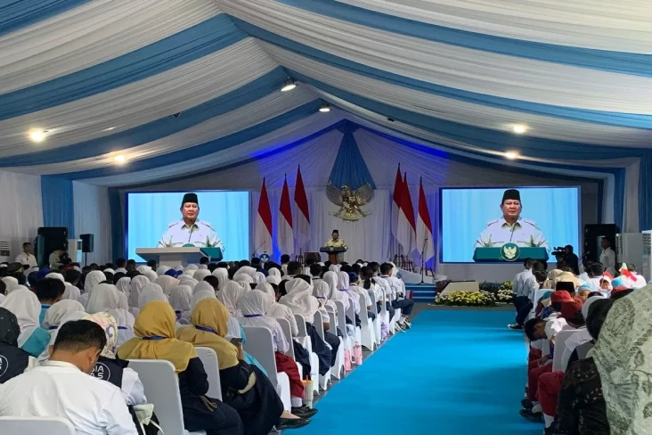 Prabowo Beri Smartboard...