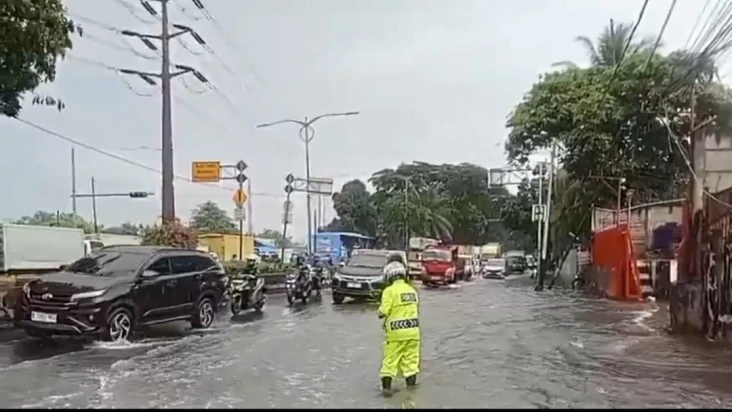 Hujan Deras Guyur Jakarta...