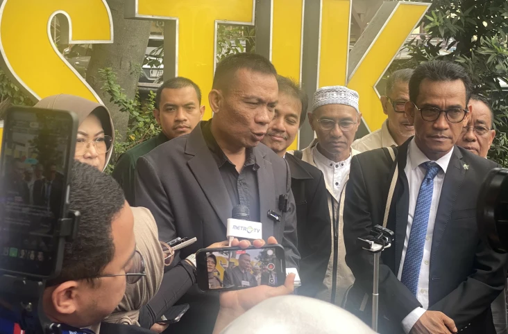 Rismon Sianipar Protes...
