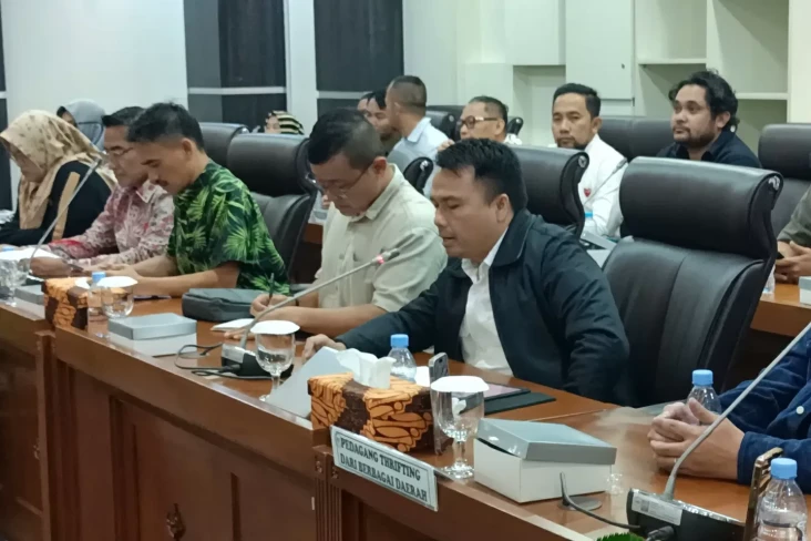 Ngadu ke DPR, Pedagang...