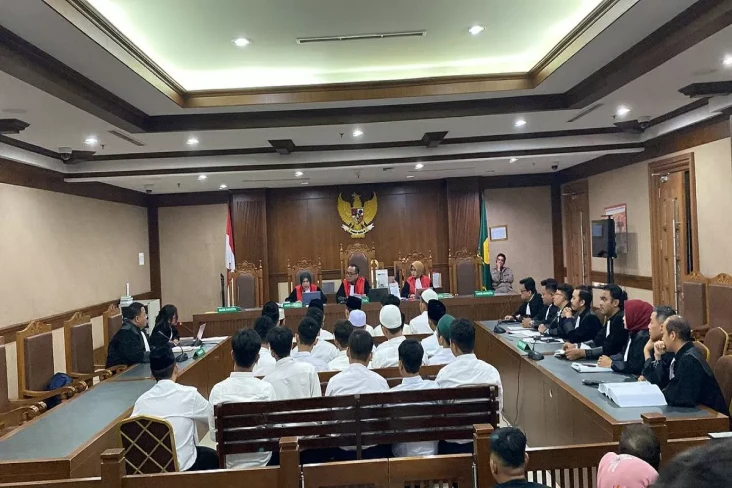 21 Pengunjuk Rasa Akhir...
