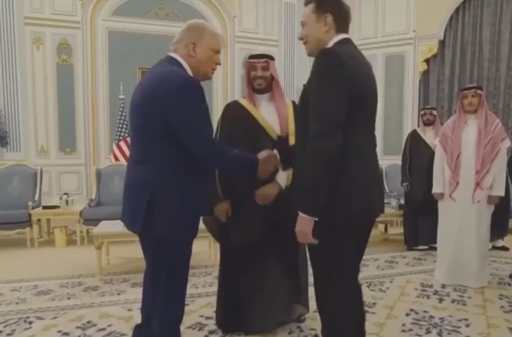 Elon Musk Kembali ke...