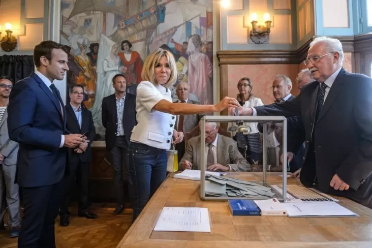 Tuding Brigitte Macron...