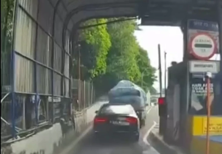 Pengemudi Sedan Masuk...