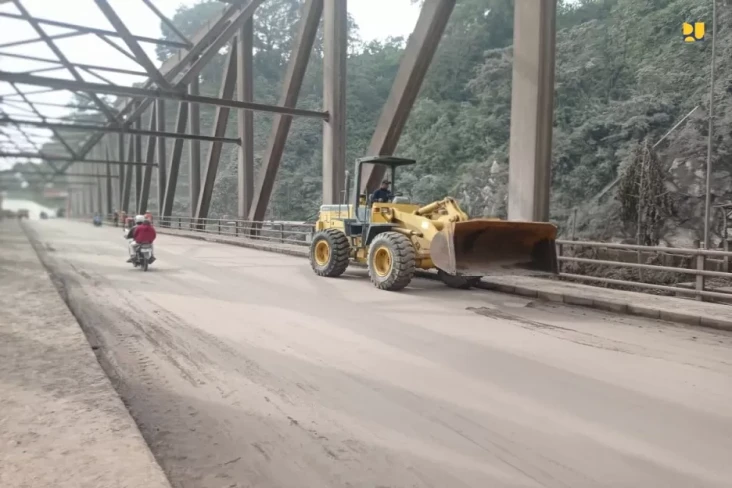Jalan Nasional Lumajang-Malang...