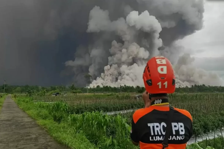 Erupsi Gunung Semeru,...