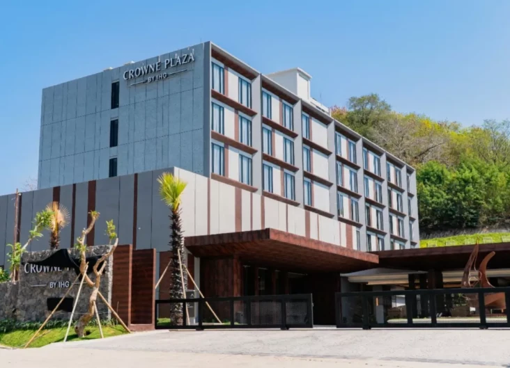 Crowne Plaza Hadir di...