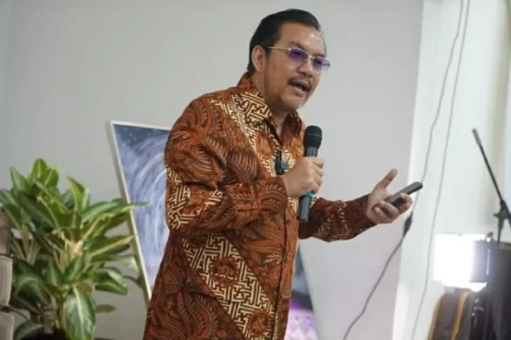 Denny JA Dapat Penghargaan...
