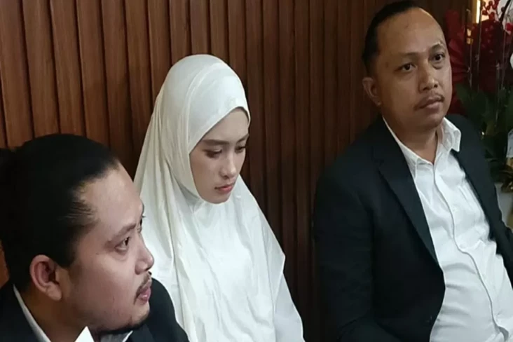 Muncul ke Publik, Inara...