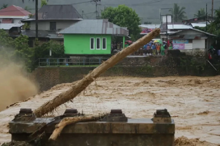 18 Jembatan Putus di...
