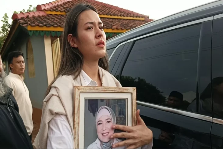 Raisa Peluk Foto Ibunda...