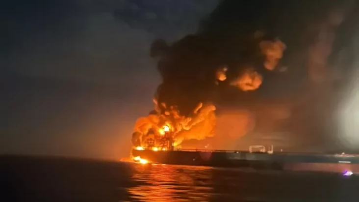 Dua Kapal Tanker yang...