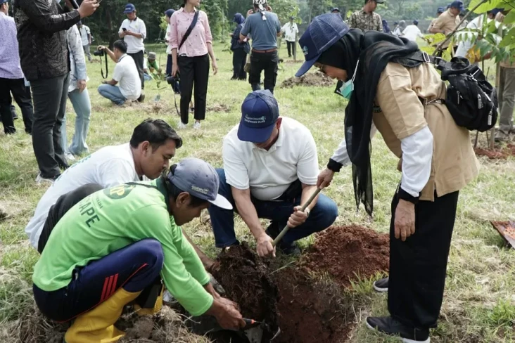 Jababeka Tanam 200 Pohon,...