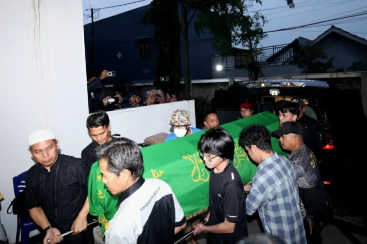 Disambut Isak Tangis,...