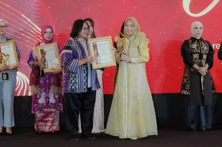Dr Purwati Terima Penghargaan...