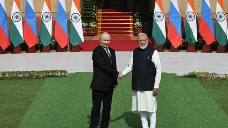Putin Bertemu Modi di...