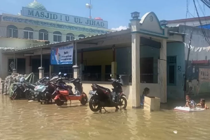 Terendam Banjir Rob,...