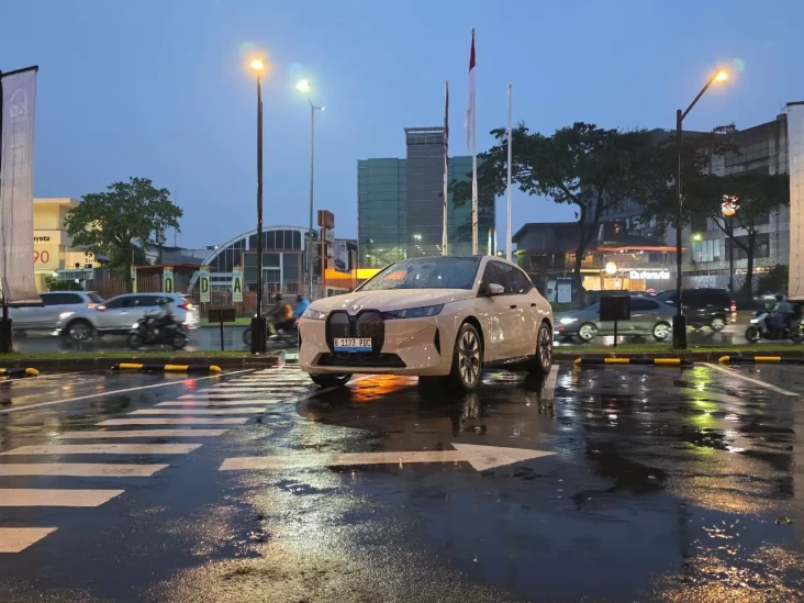 Memburu Cahaya di Aspal...