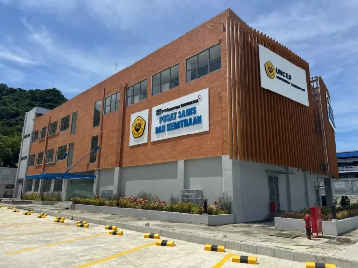 Freeport Serahkan Gedung...