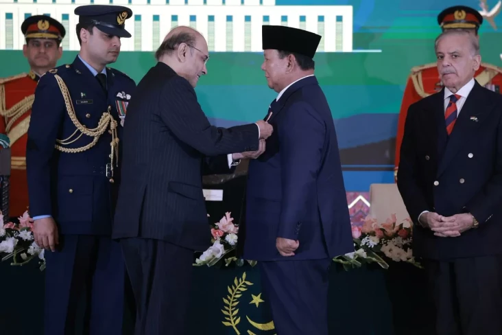 Prabowo Dianugerahi...