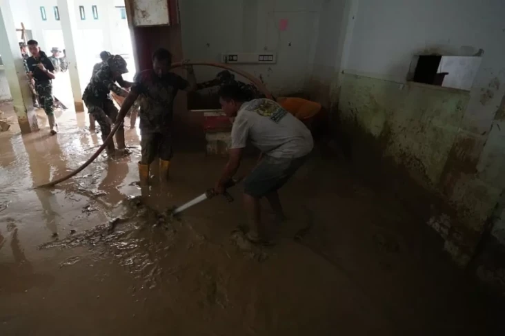 Takengon Masih Terisolasi,...