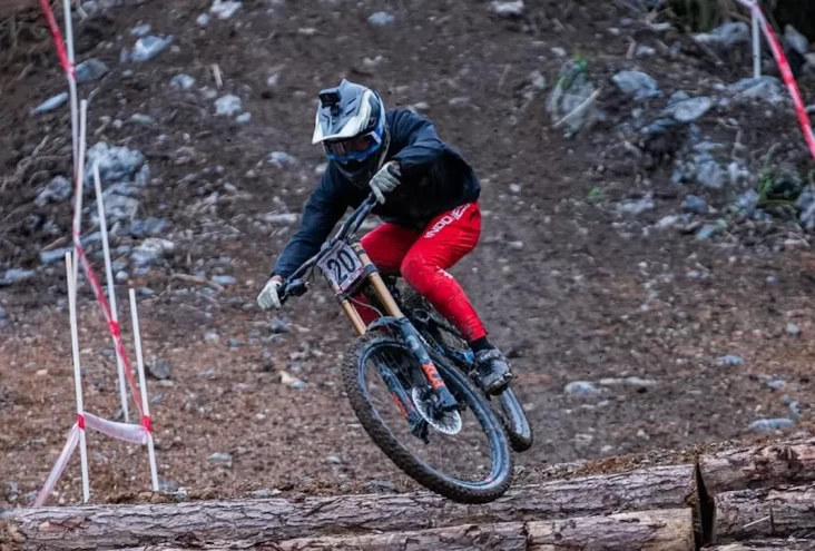 Atlet Downhill Rendy...