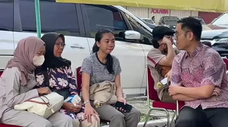 Keluarga Tunggu Proses...