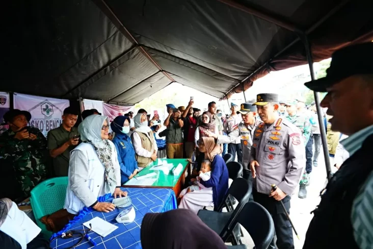 Tinjau Pengungsi di...