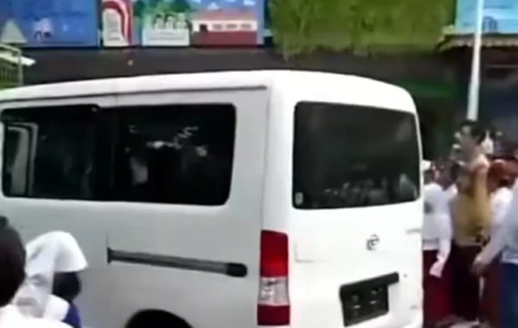 Mobil MBG Tabrak Sejumlah...