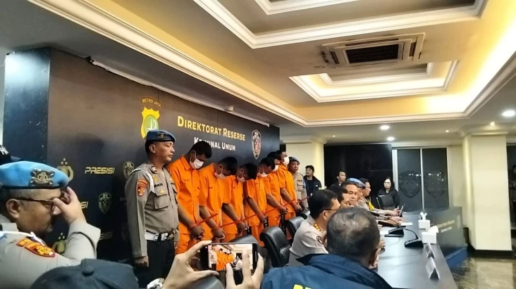 6 Anggota Polisi Jadi...