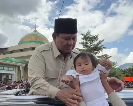 Momen Prabowo Gendong...