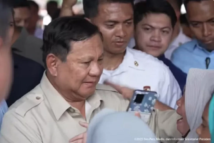 Prabowo Kunjungi Pengungsi...