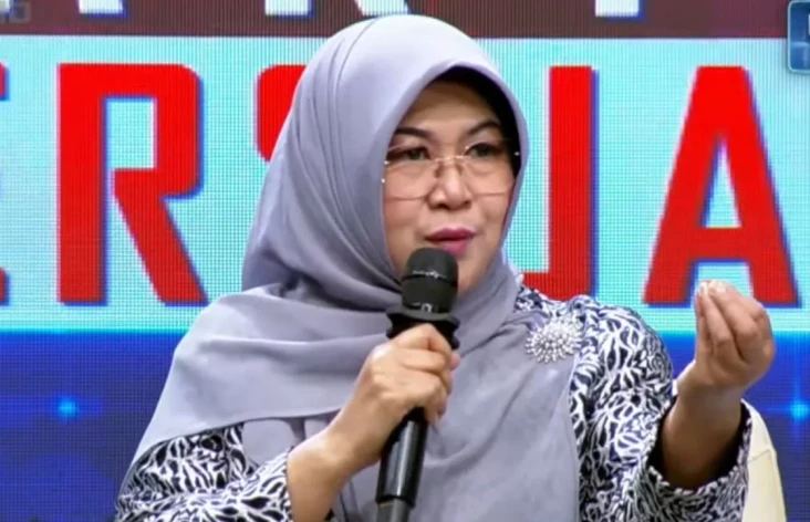 Polisi Tunjukkan Ijazah...