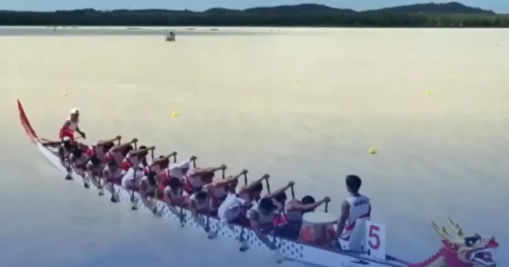 Perahu Naga Rebut Medali...