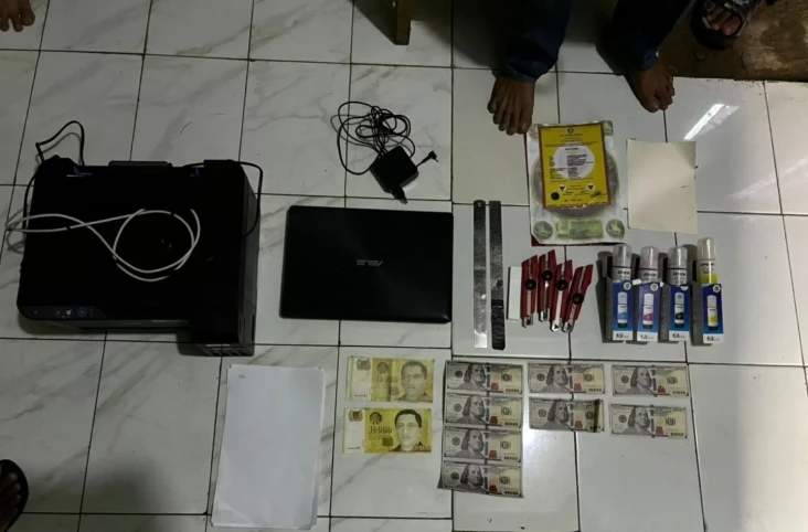 Ribuan Lembar Dolar...