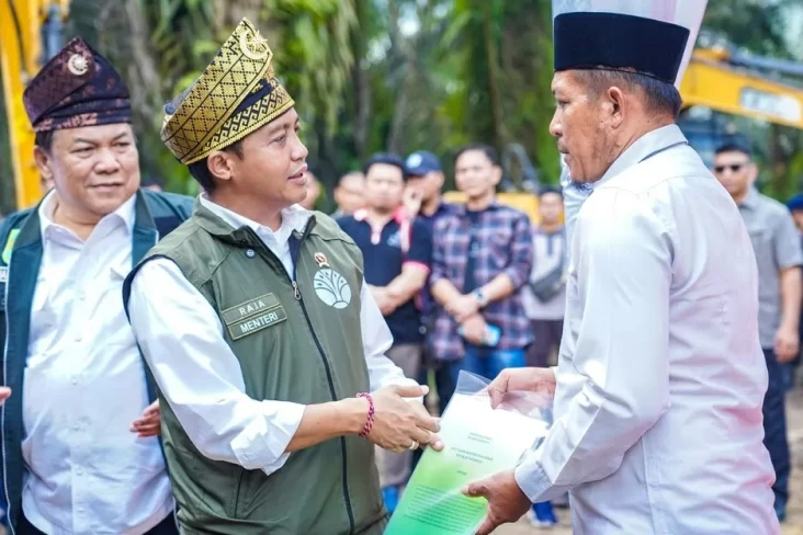 Warga di Taman Nasional...