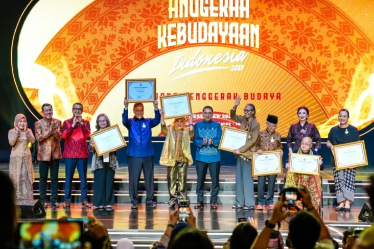 Elvy Sukaesih hingga...