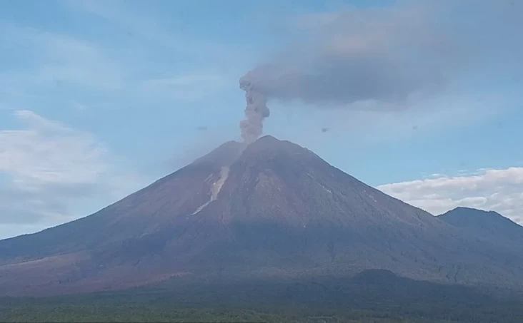 Gunung Semeru Erupsi...
