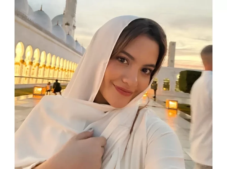 Marsha Aruan Pose di...